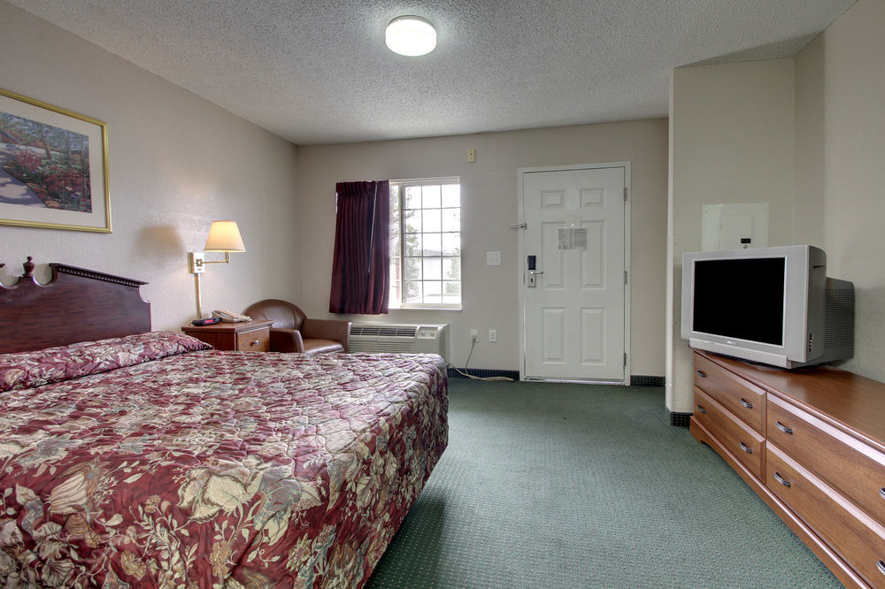 Intown Suites Extended Stay Raleigh Nc - Capital Blvd Eksteriør billede